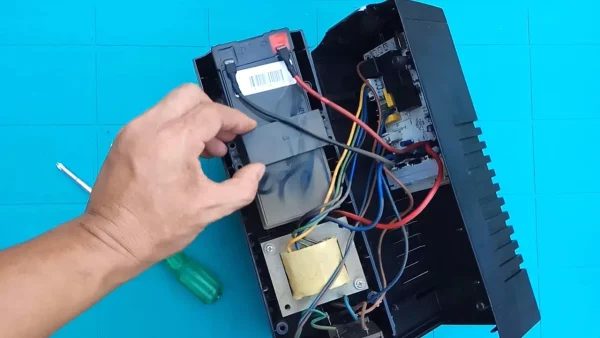 تعمیرکار UPS