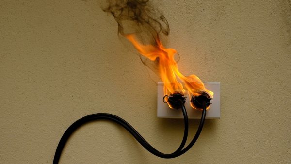 علت بوی سوختگی سیم یا پریز برق چیست؟